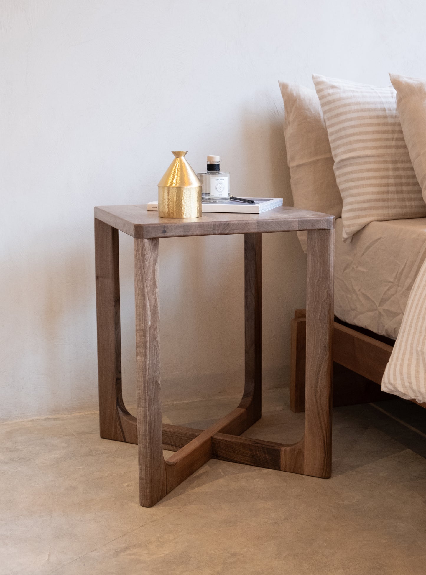 Table d'Appoint Carrée en Noyer